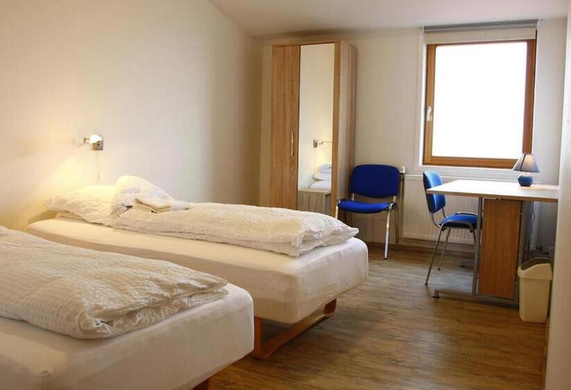 هتل The Red House