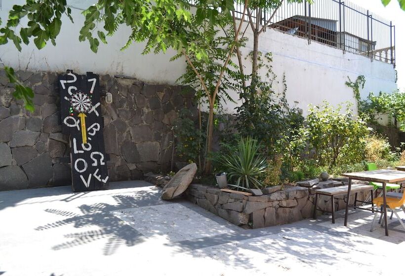 هاستل Jr S House