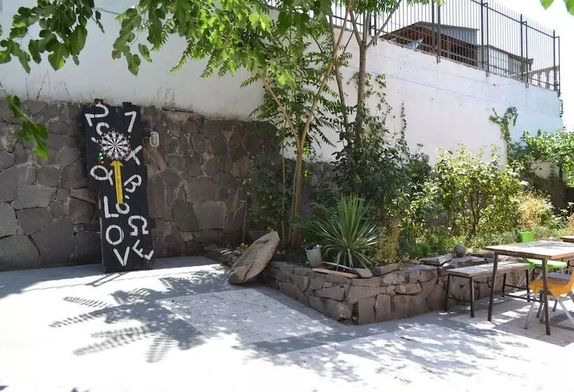هاستل Jr S House