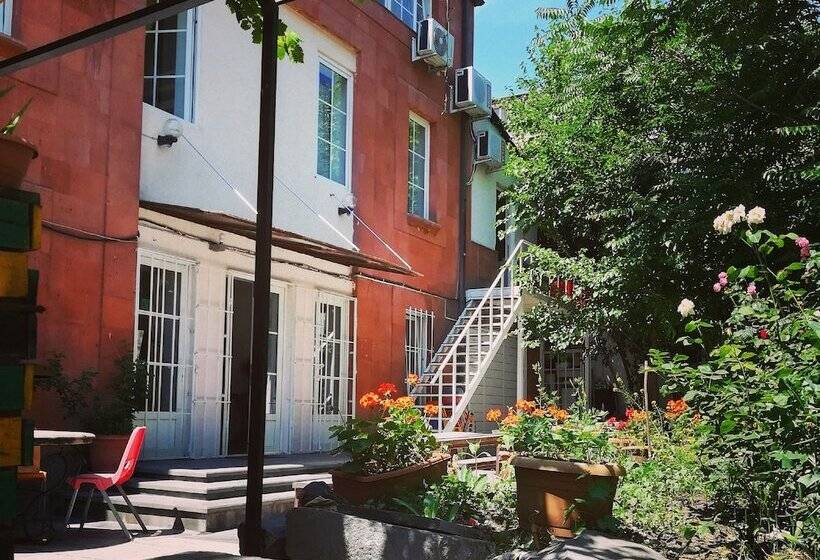 هاستل Jr S House