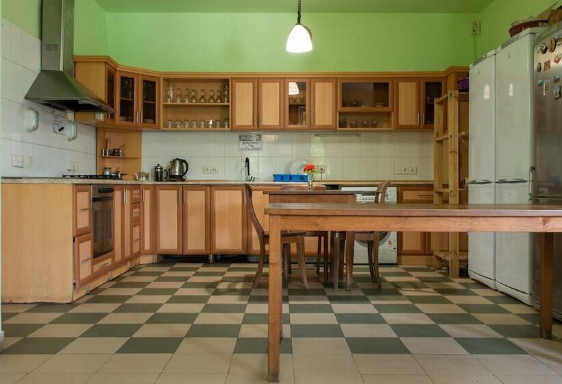 هاستل Jr S House