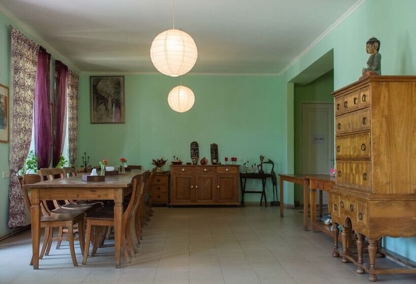 هاستل Jr S House