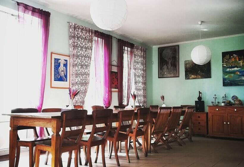 هاستل Jr S House