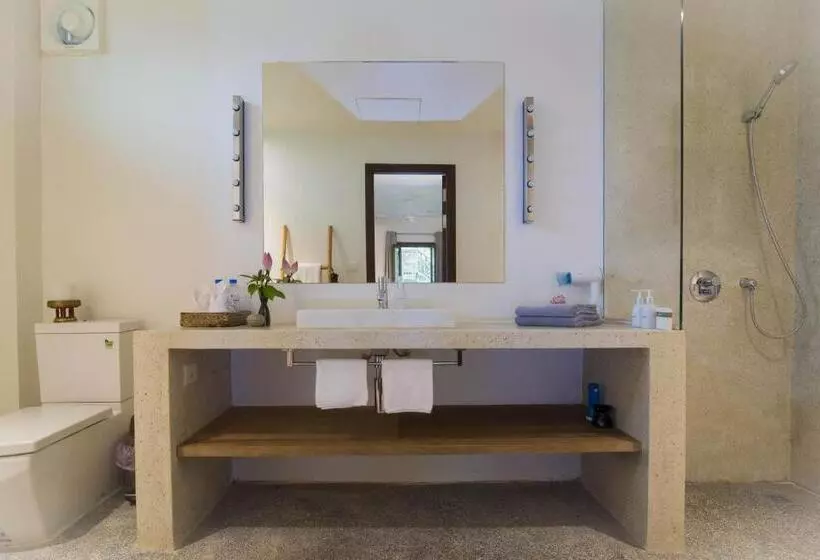 تختخواب و صبحانه Enkosa 4 Bedroom Wooden Luxury House