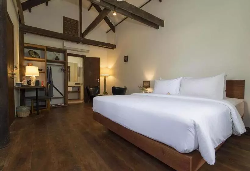 تختخواب و صبحانه Enkosa 4 Bedroom Wooden Luxury House