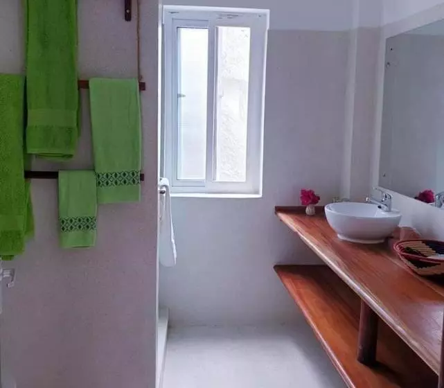 تختخواب و صبحانه Simba House