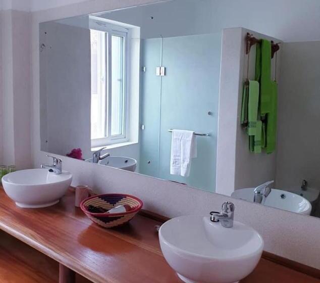 تختخواب و صبحانه Simba House