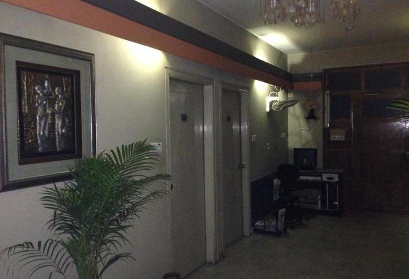 هتل Red Chillies Restaurant And Guest House