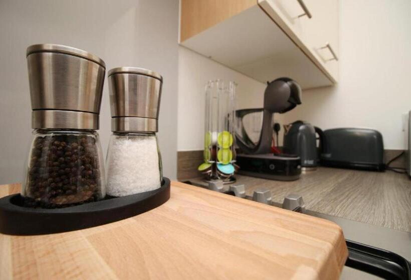 پانسیون Free Wifi | Parking Access | 3br