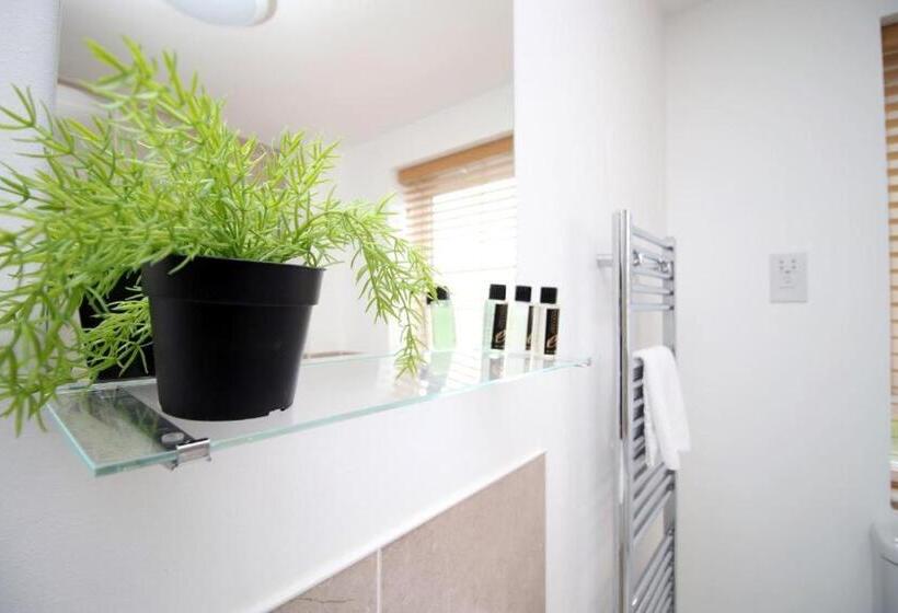 پانسیون Free Wifi | Parking Access | 3br