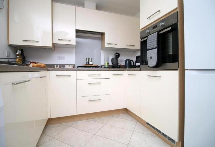 پانسیون Free Wifi | Parking Access | 3br