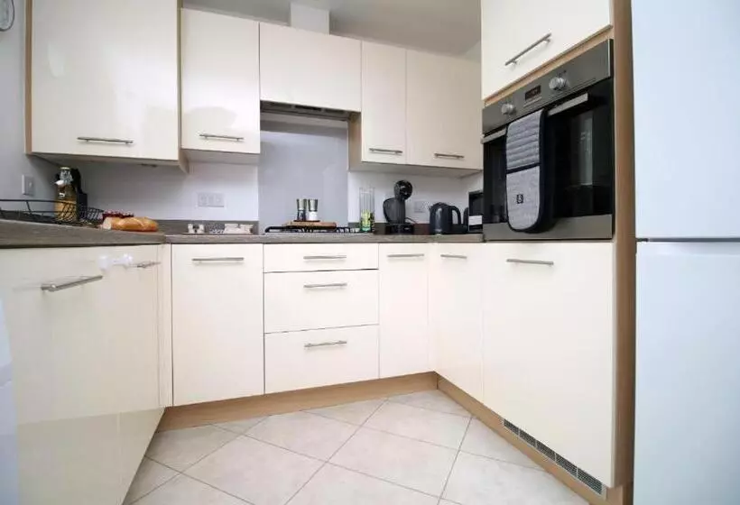 پانسیون Free Wifi | Parking Access | 3br