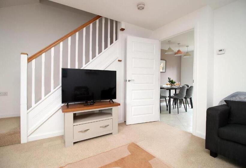 پانسیون Free Wifi | Parking Access | 3br