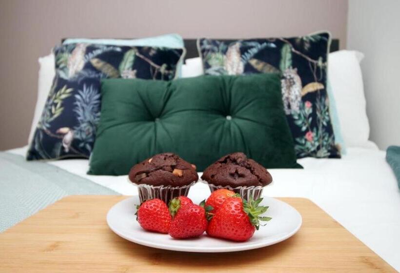 پانسیون Free Wifi | Parking Access | 3br