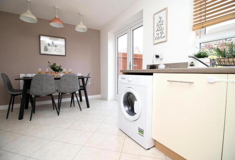 پانسیون Free Wifi | Parking Access | 3br