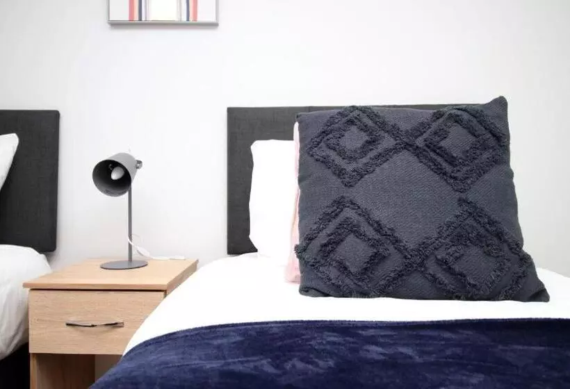 پانسیون Free Wifi | Parking Access | 3br