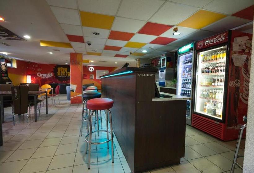 호스텔 Soproni Egyetemi Diák