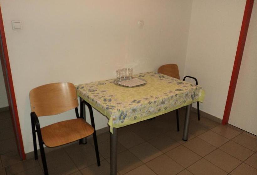 호스텔 Soproni Egyetemi Diák