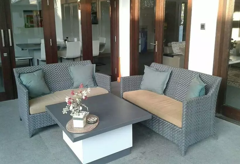 ベッドアンドブレックファースト Villa Rumah Putih Abu Abu