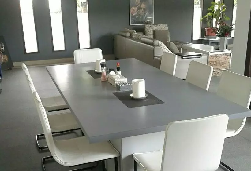 ベッドアンドブレックファースト Villa Rumah Putih Abu Abu