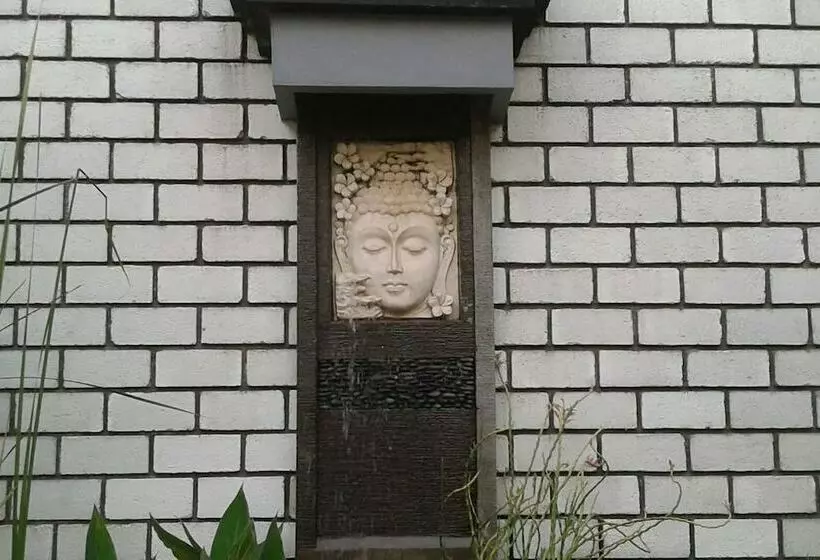 ベッドアンドブレックファースト Villa Rumah Putih Abu Abu