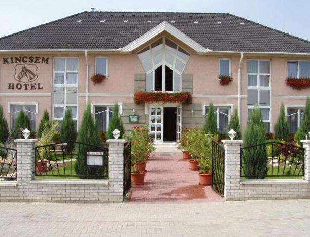 酒店 Kincsem Wellness
