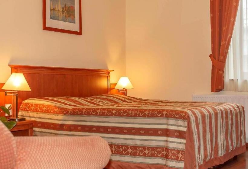 Pannon Hotel Bejelentkezés 20 óráig, Check In Until 20 O Clock, Einchecken Bis 20 Uhr