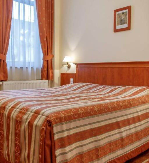 Pannon Hotel Bejelentkezés 20 óráig, Check In Until 20 O Clock, Einchecken Bis 20 Uhr