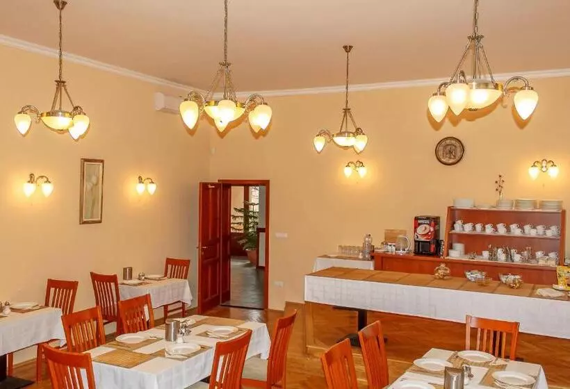 Pannon Hotel Bejelentkezés 20 óráig, Check In Until 20 O Clock, Einchecken Bis 20 Uhr