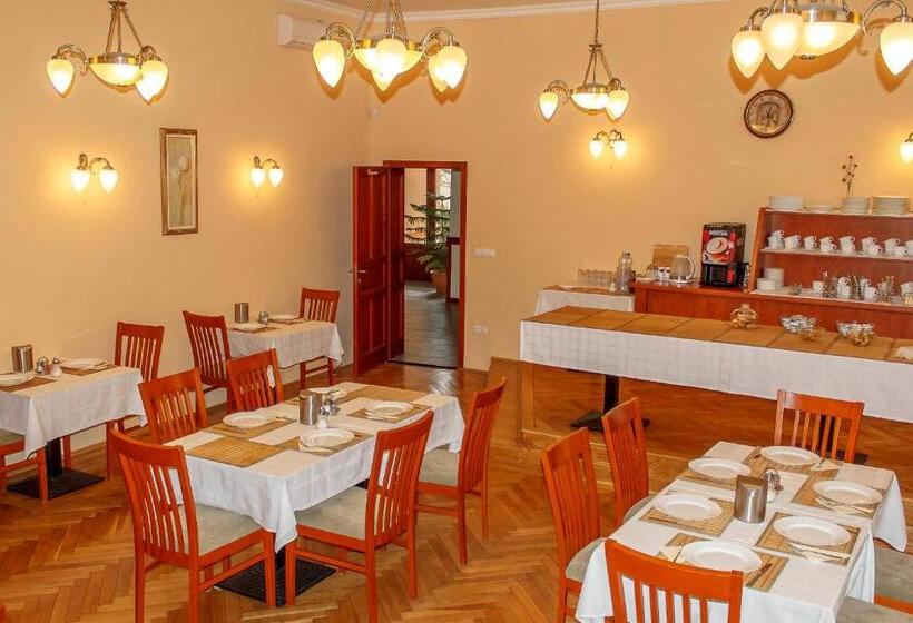 Pannon Hotel Bejelentkezés 20 óráig, Check In Until 20 O Clock, Einchecken Bis 20 Uhr