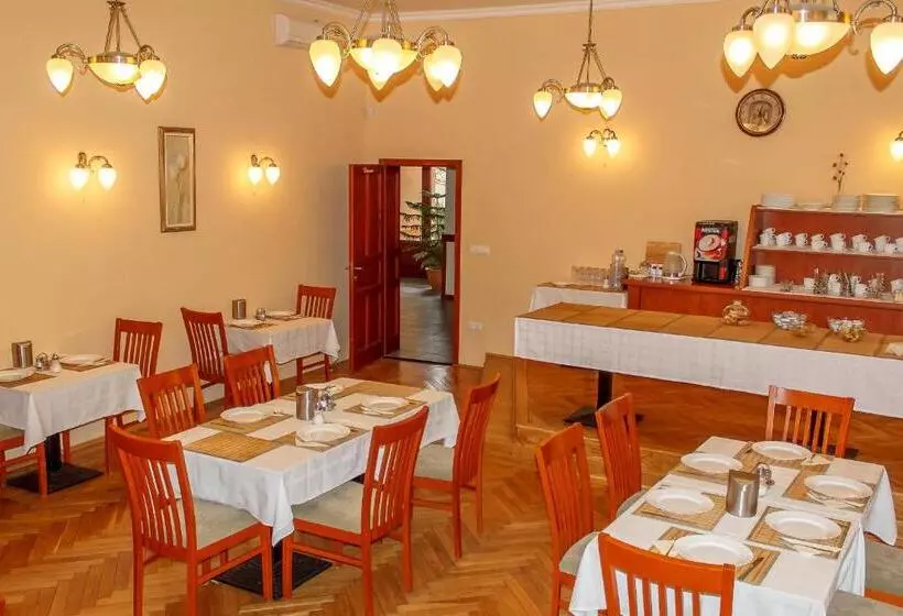 Pannon Hotel Bejelentkezés 20 óráig, Check In Until 20 O Clock, Einchecken Bis 20 Uhr