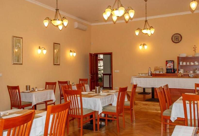 Pannon Hotel Bejelentkezés 20 óráig, Check In Until 20 O Clock, Einchecken Bis 20 Uhr