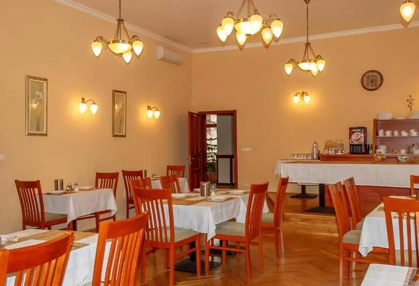 Pannon Hotel Bejelentkezés 20 óráig, Check In Until 20 O Clock, Einchecken Bis 20 Uhr