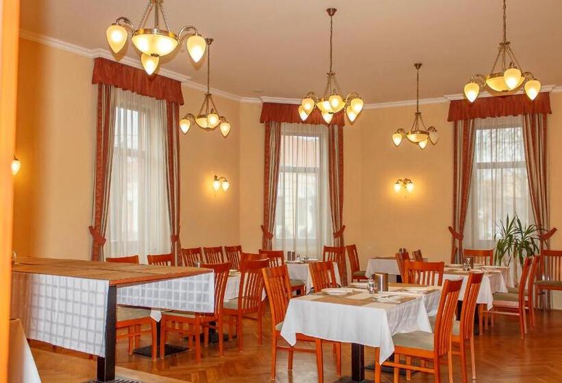 Pannon Hotel Bejelentkezés 20 óráig, Check In Until 20 O Clock, Einchecken Bis 20 Uhr