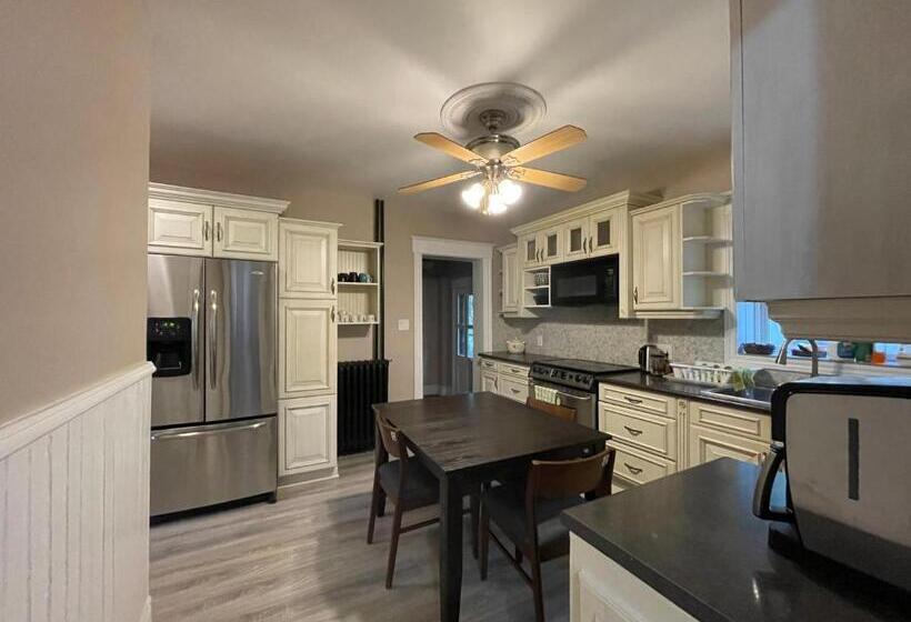 پانسیون The Red Star B