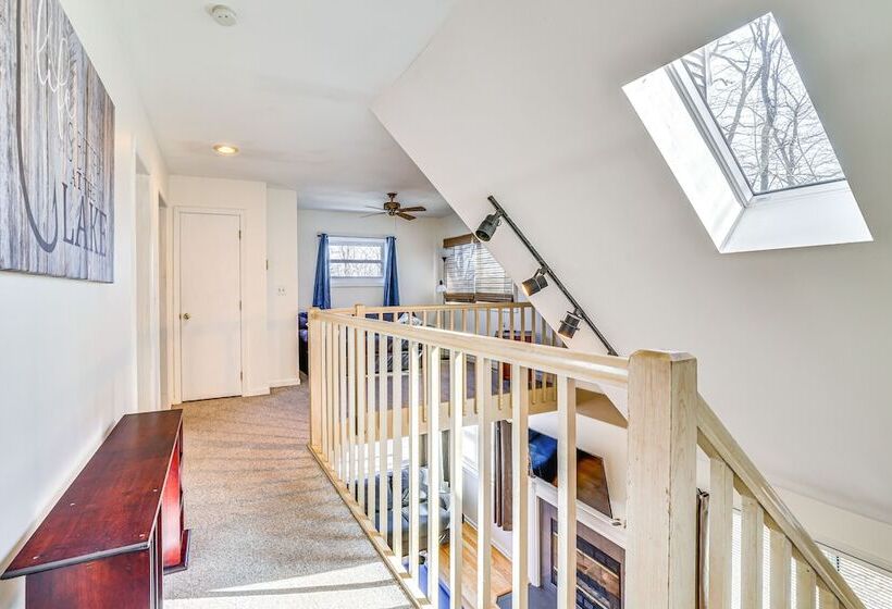 Charming Bushkill Retreat W/ Private Deck & Grill!