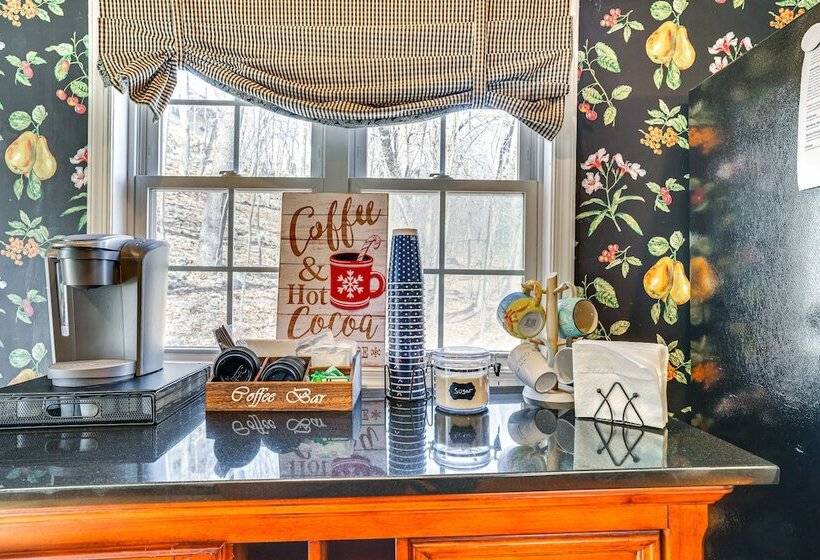 Charming Bushkill Retreat W/ Private Deck & Grill!