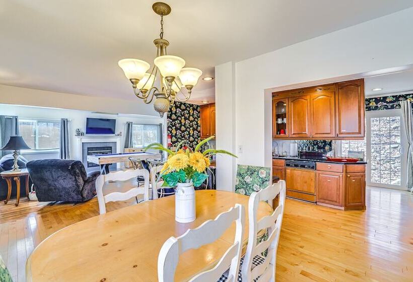 Charming Bushkill Retreat W/ Private Deck & Grill!