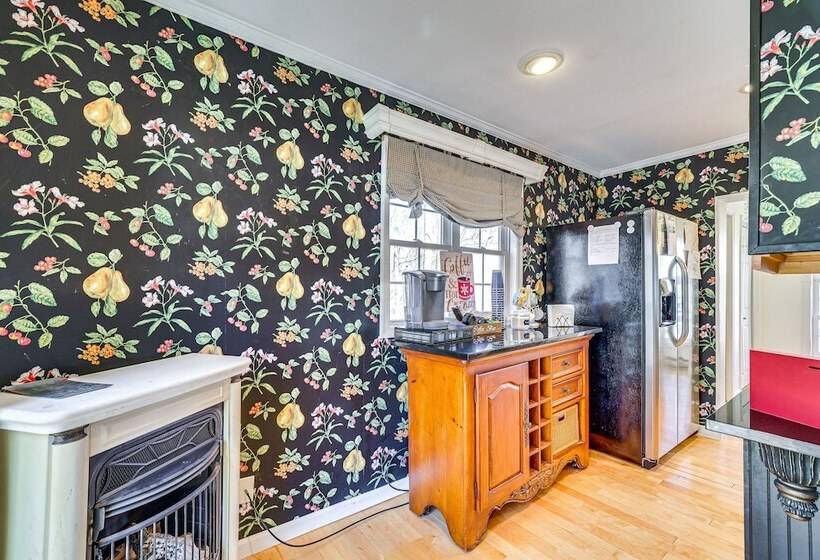 Charming Bushkill Retreat W/ Private Deck & Grill!