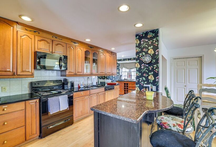 Charming Bushkill Retreat W/ Private Deck & Grill!