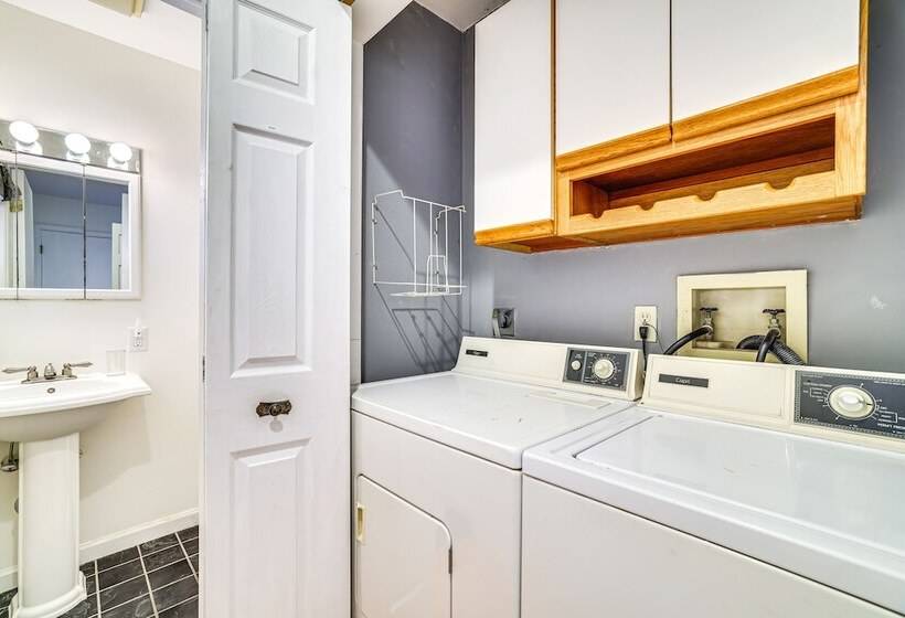 Charming Bushkill Retreat W/ Private Deck & Grill!