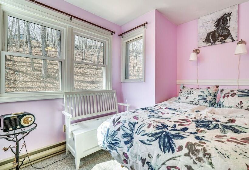 Charming Bushkill Retreat W/ Private Deck & Grill!