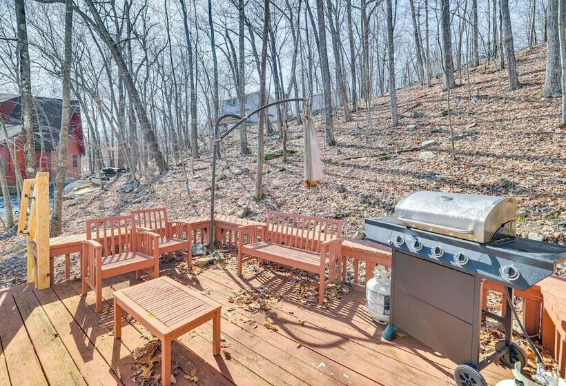 Charming Bushkill Retreat W/ Private Deck & Grill!