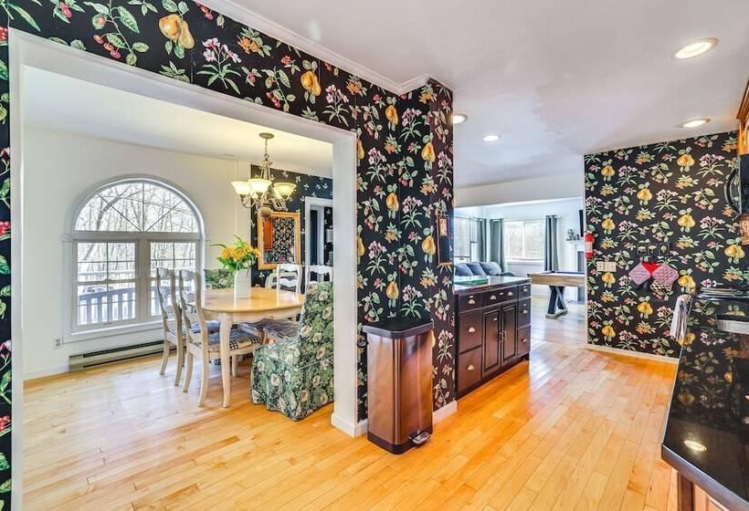 Charming Bushkill Retreat W/ Private Deck & Grill!