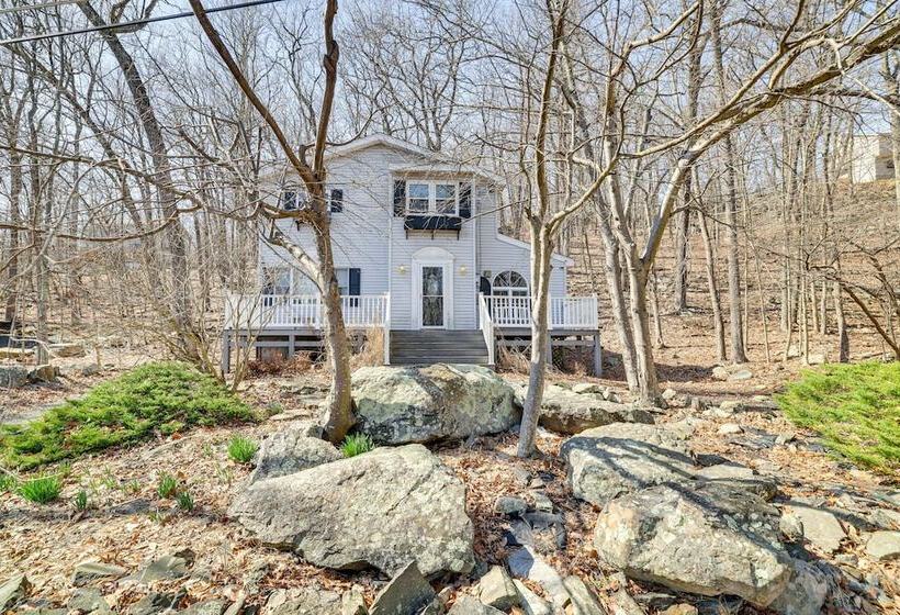 Charming Bushkill Retreat W/ Private Deck & Grill!