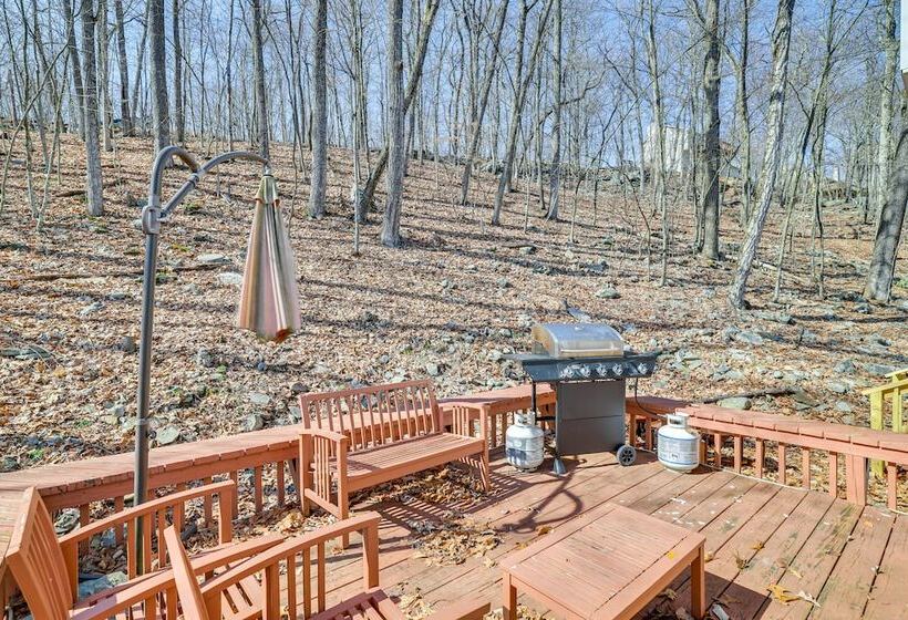 Charming Bushkill Retreat W/ Private Deck & Grill!