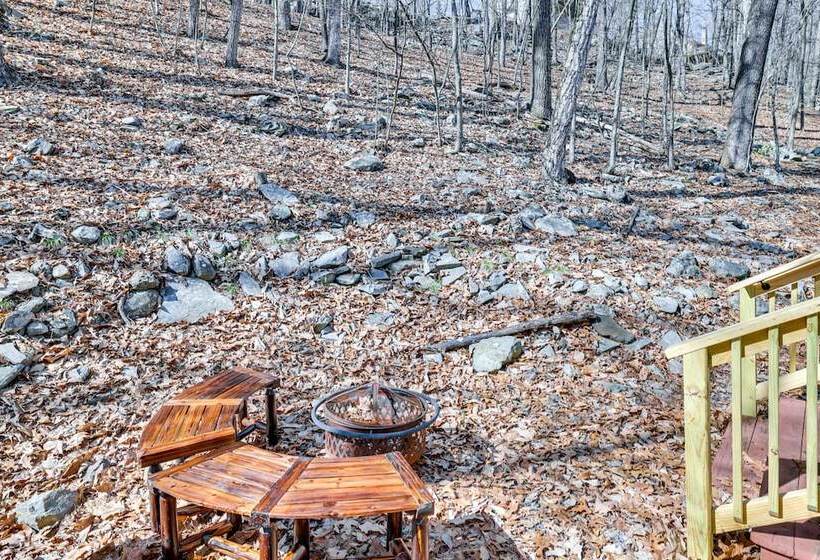 Charming Bushkill Retreat W/ Private Deck & Grill!