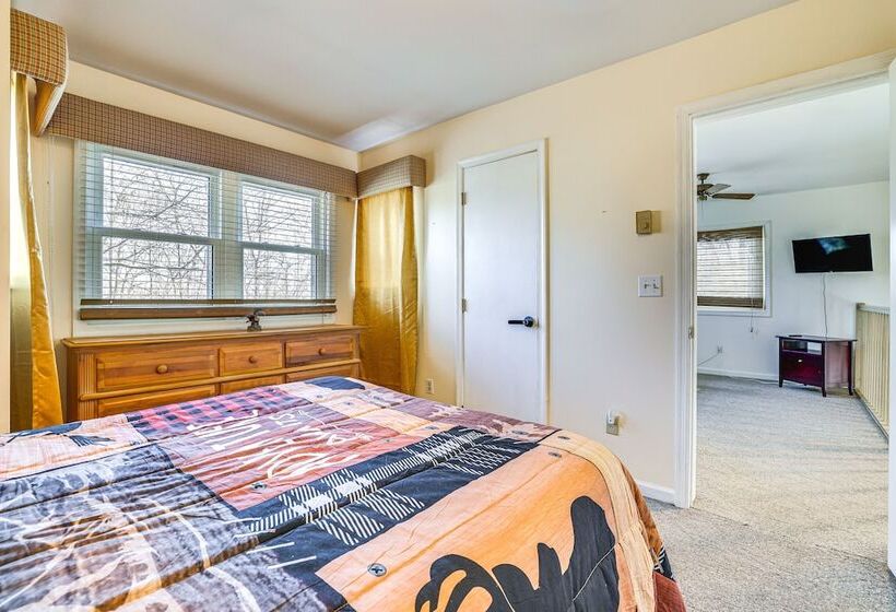 Charming Bushkill Retreat W/ Private Deck & Grill!