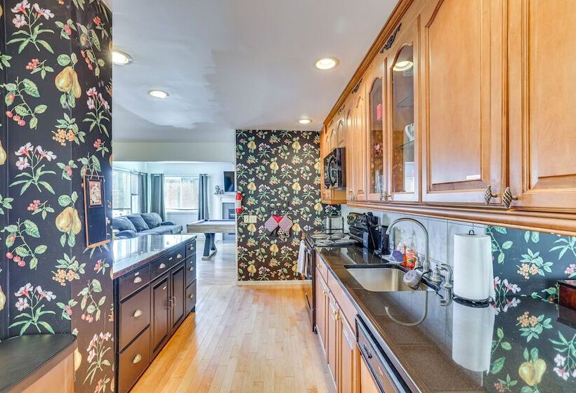 Charming Bushkill Retreat W/ Private Deck & Grill!