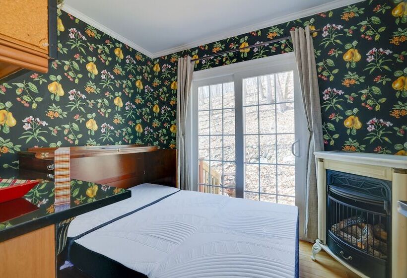 Charming Bushkill Retreat W/ Private Deck & Grill!